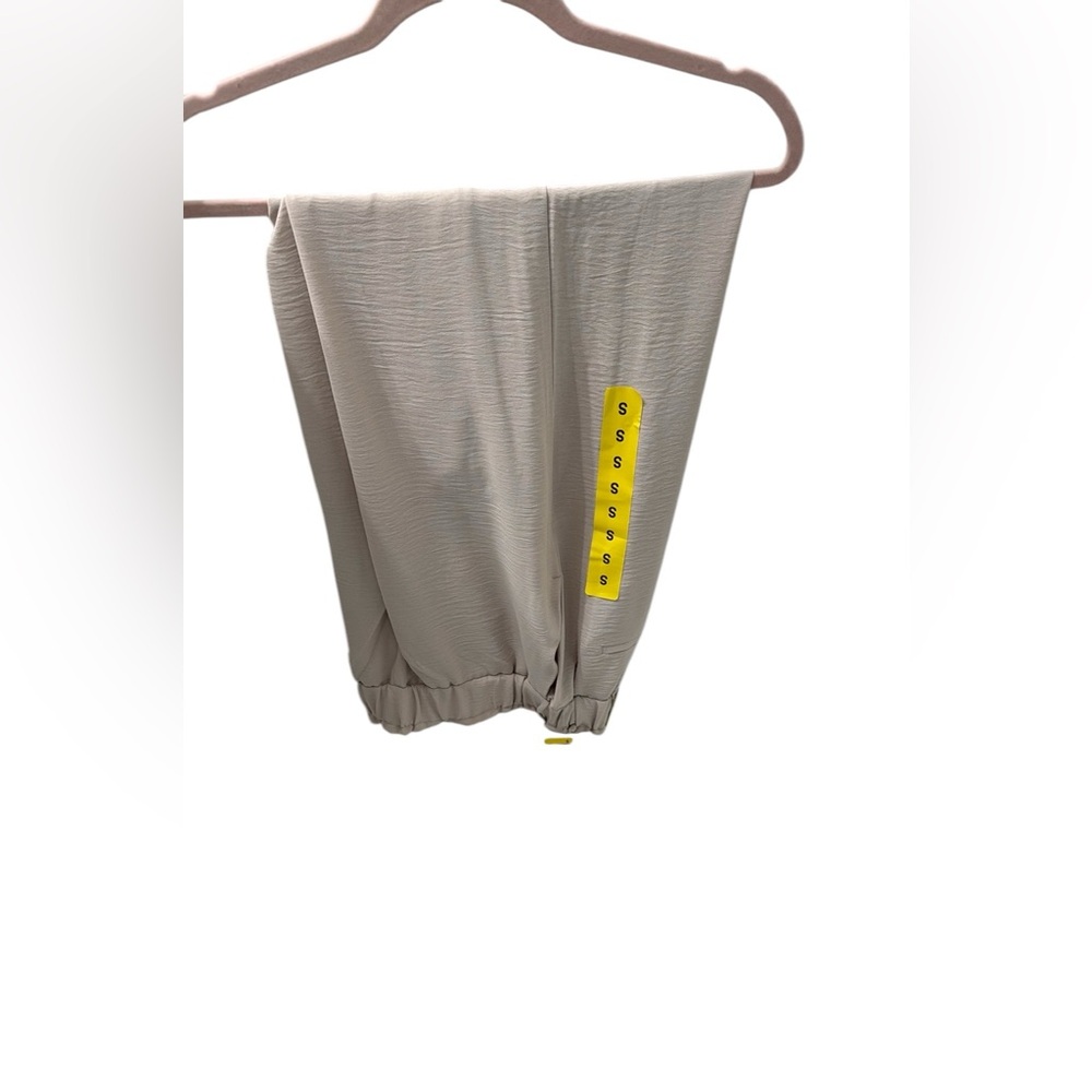 Cream Sweatpants with Elastic Cuffs and Lightweight Fabric